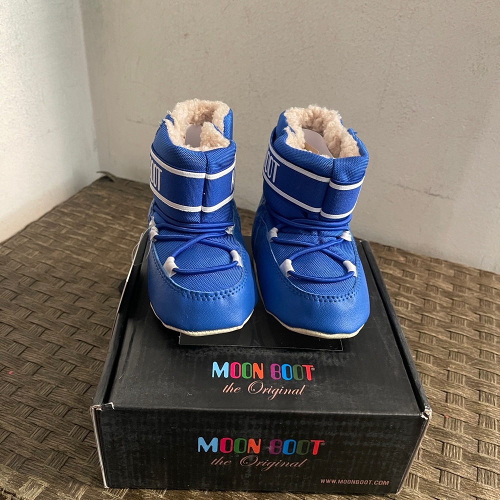 Baby crib moon boots 5.5/6.5C